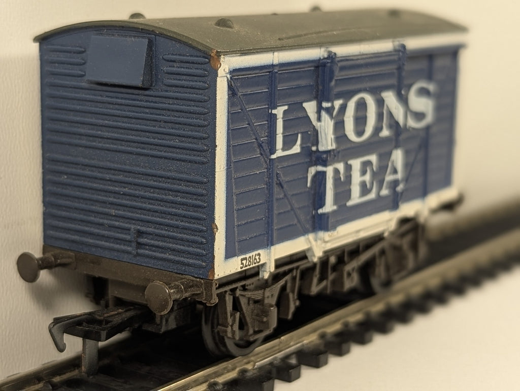 Airfix OO Scale B.R. 12-Ton Ventilated Box Wagon Goods Wagon 528163
