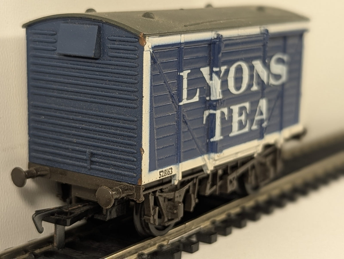 Airfix OO Scale B.R. 12-Ton Ventilated Box Wagon Goods Wagon 528163