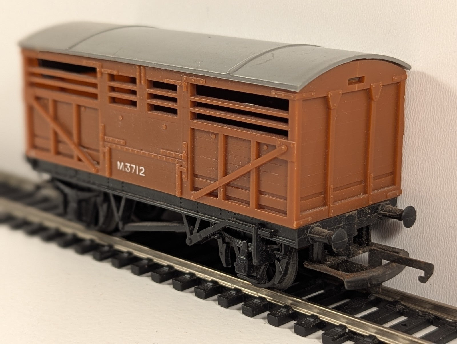 Tri-ang Hornby R122 BR Cattle Wagon – OO Gauge