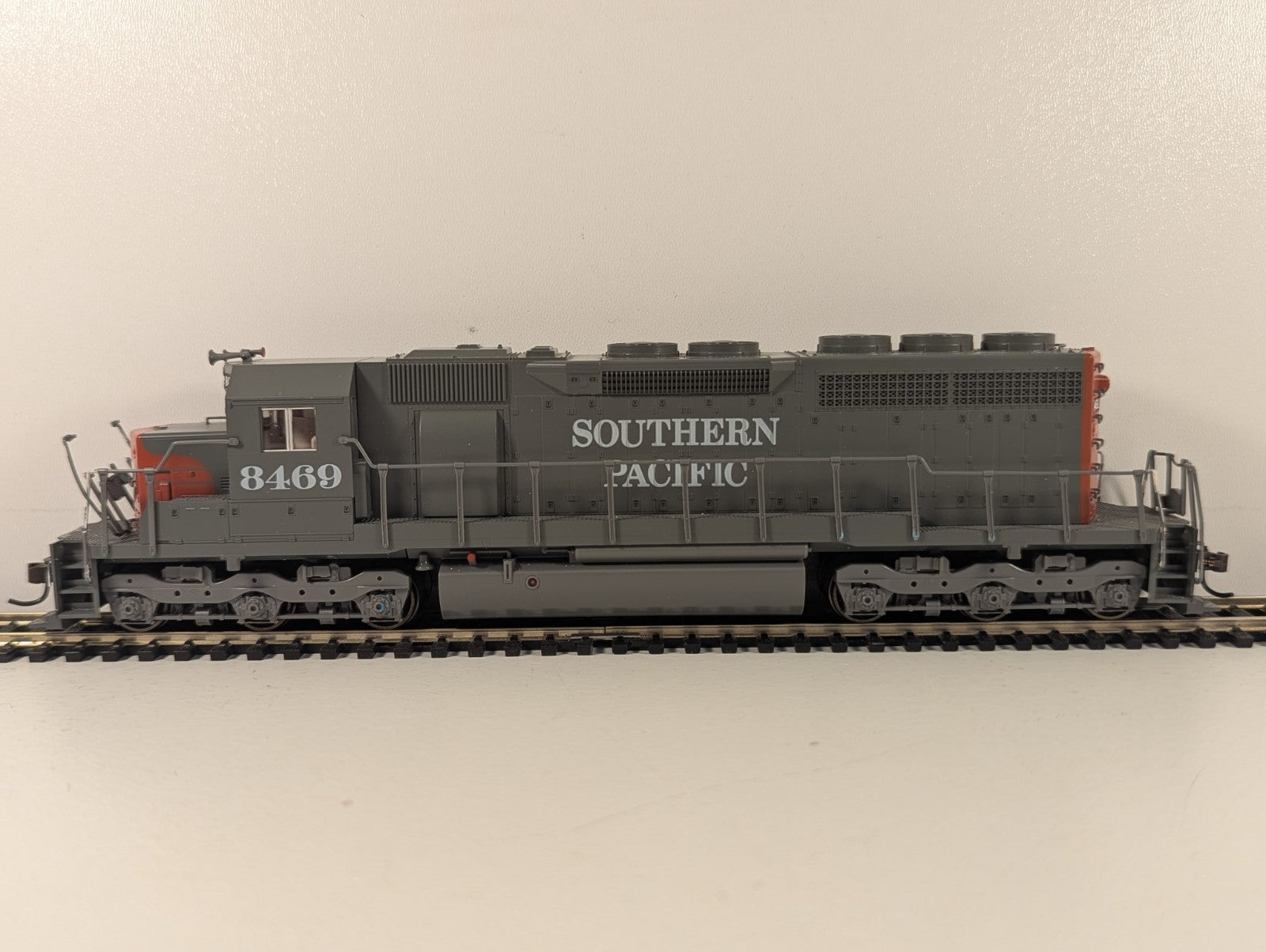 Kato HO Scale EMD SD40 Southern Pacific 8469 Diesel Locomotive