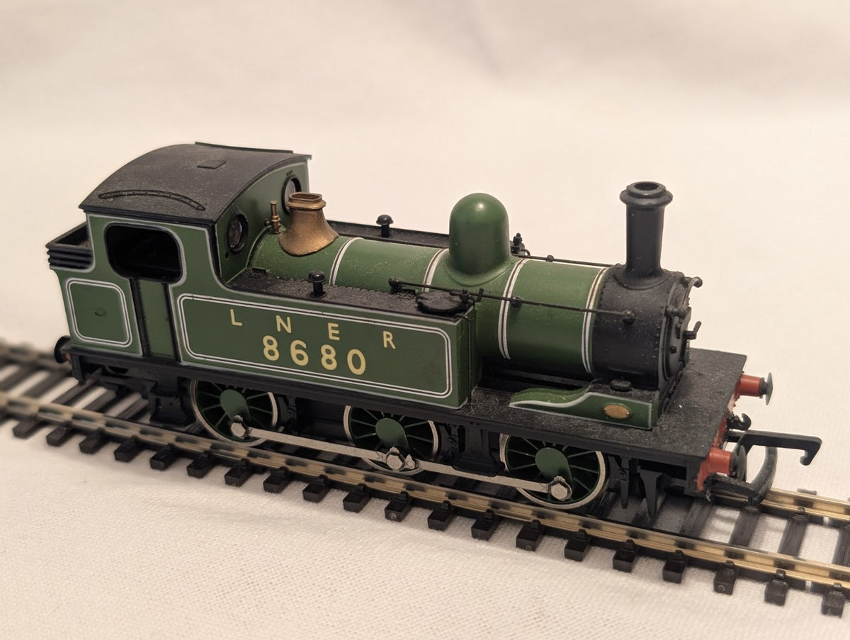 Bachmann Branchline OO Gauge LNER J72 Tank Locomotive No.8680 – Lined Green
