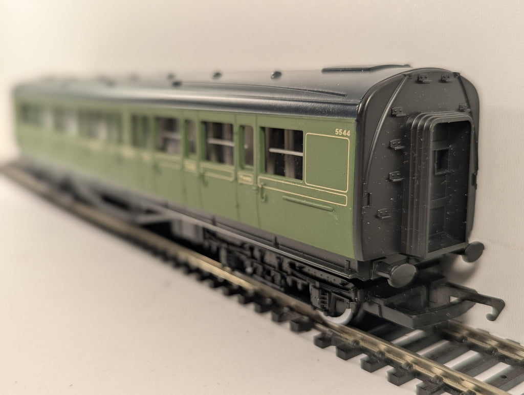Hornby OO Gauge SR Composite Coach Passenger Coach 5544 SR Olive Green R162