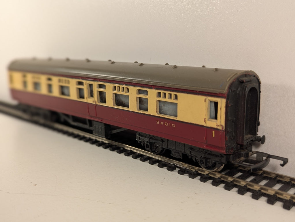 Tri-ang OO Gauge 1st & 3rd Class Composite Coach BR Cream & Maroon