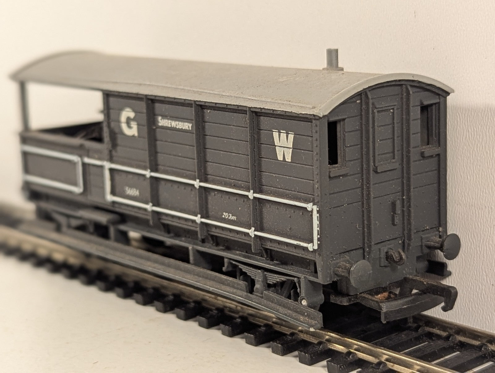 Mainline OO Gauge GWR 20 Ton Toad Brake Van 56684 GWR Grey 37-140
