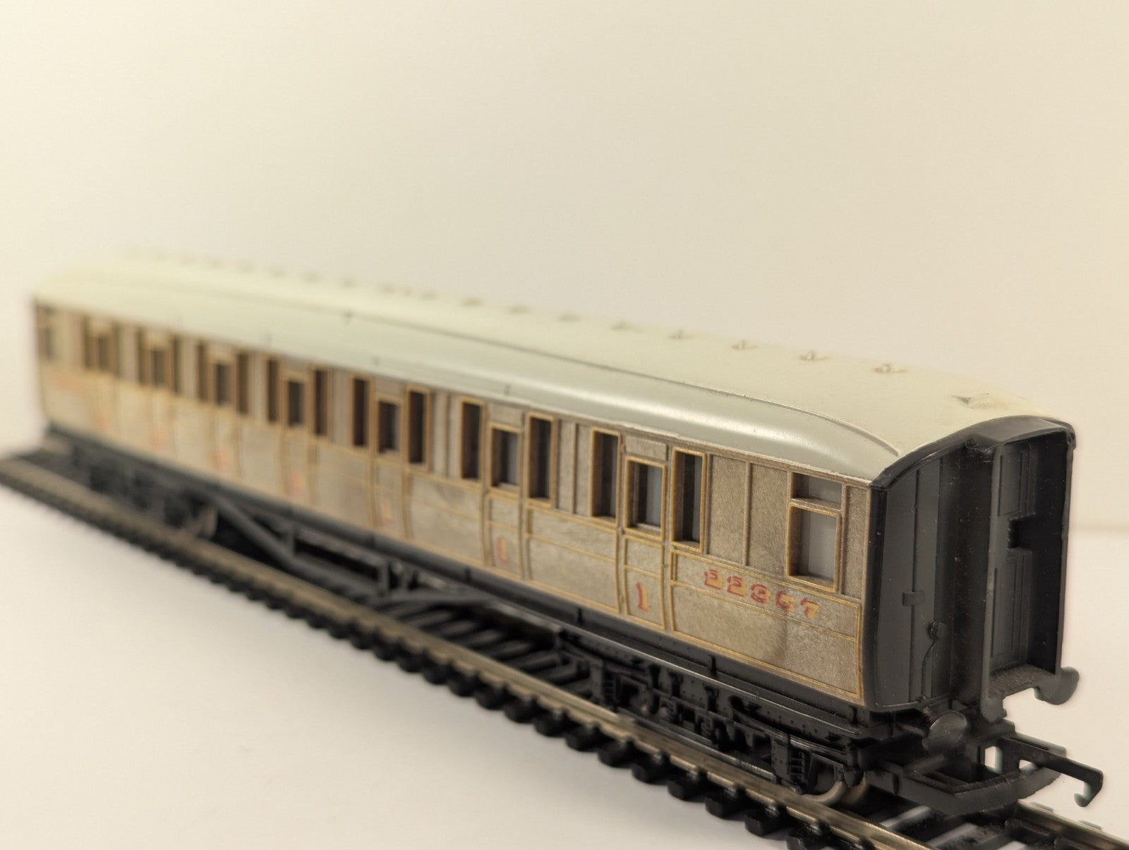 Hornby R4332 RailRoad OO Gauge LNER Teak Composite Coach