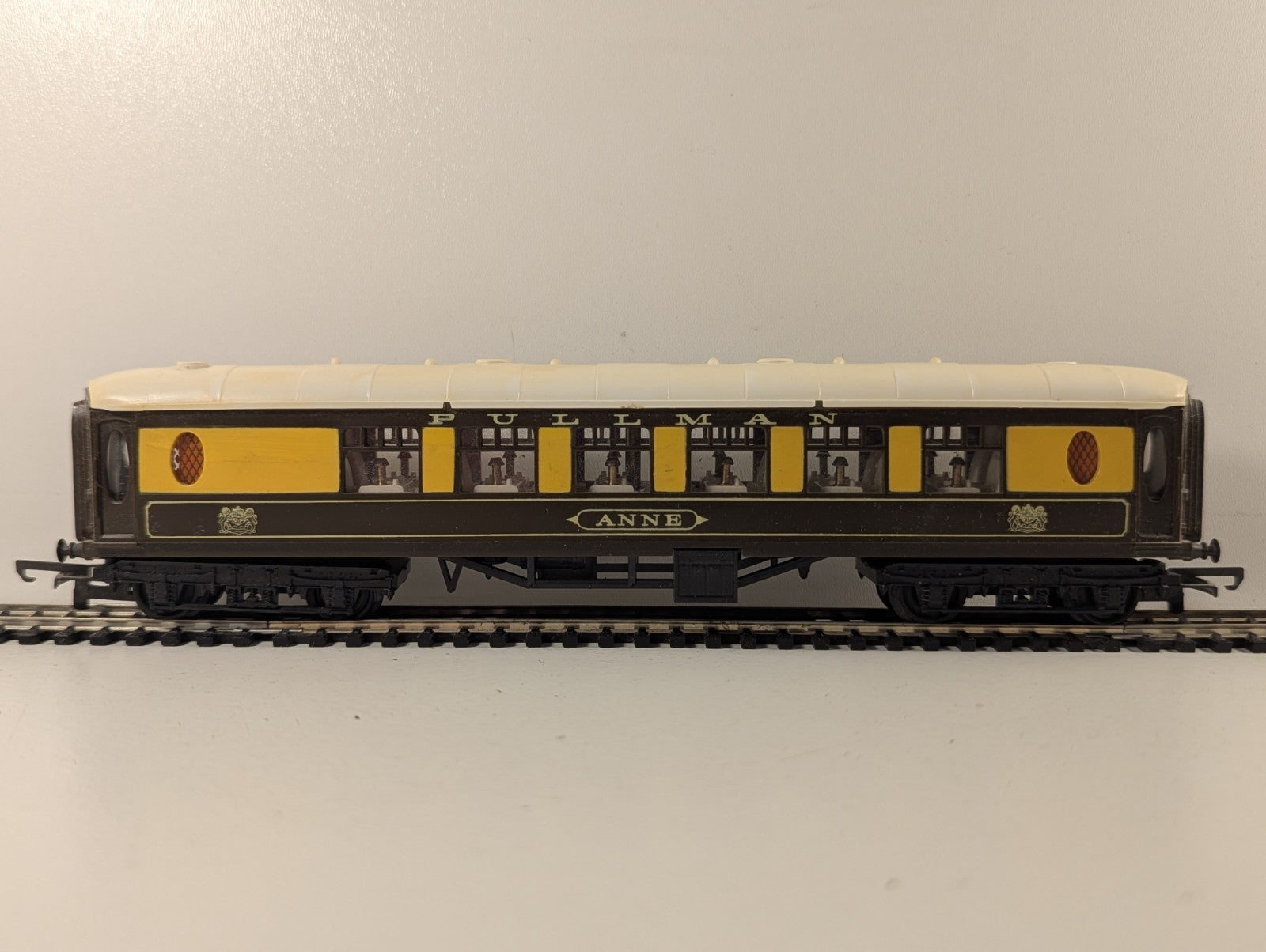 Tri-ang R228 OO Gauge 9-Inch Pullman 1st Class Parlour Coach "Anne"