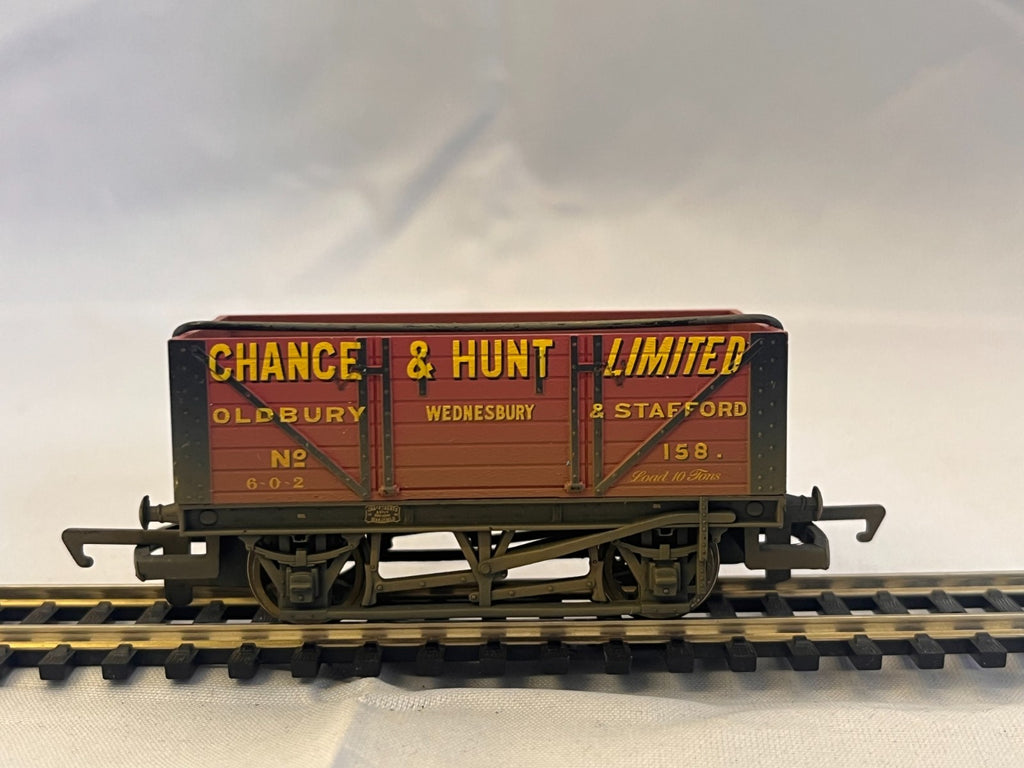 Hornby OO Gauge Chance & Hunt Limited 7 Plank Wagon Weathered