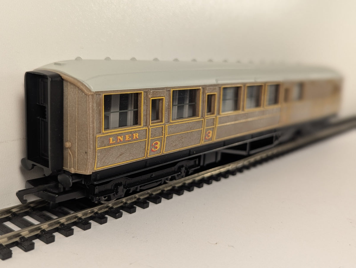 Hornby OO Gauge LNER Teak Composite Coach Passenger Coach 4237 R477