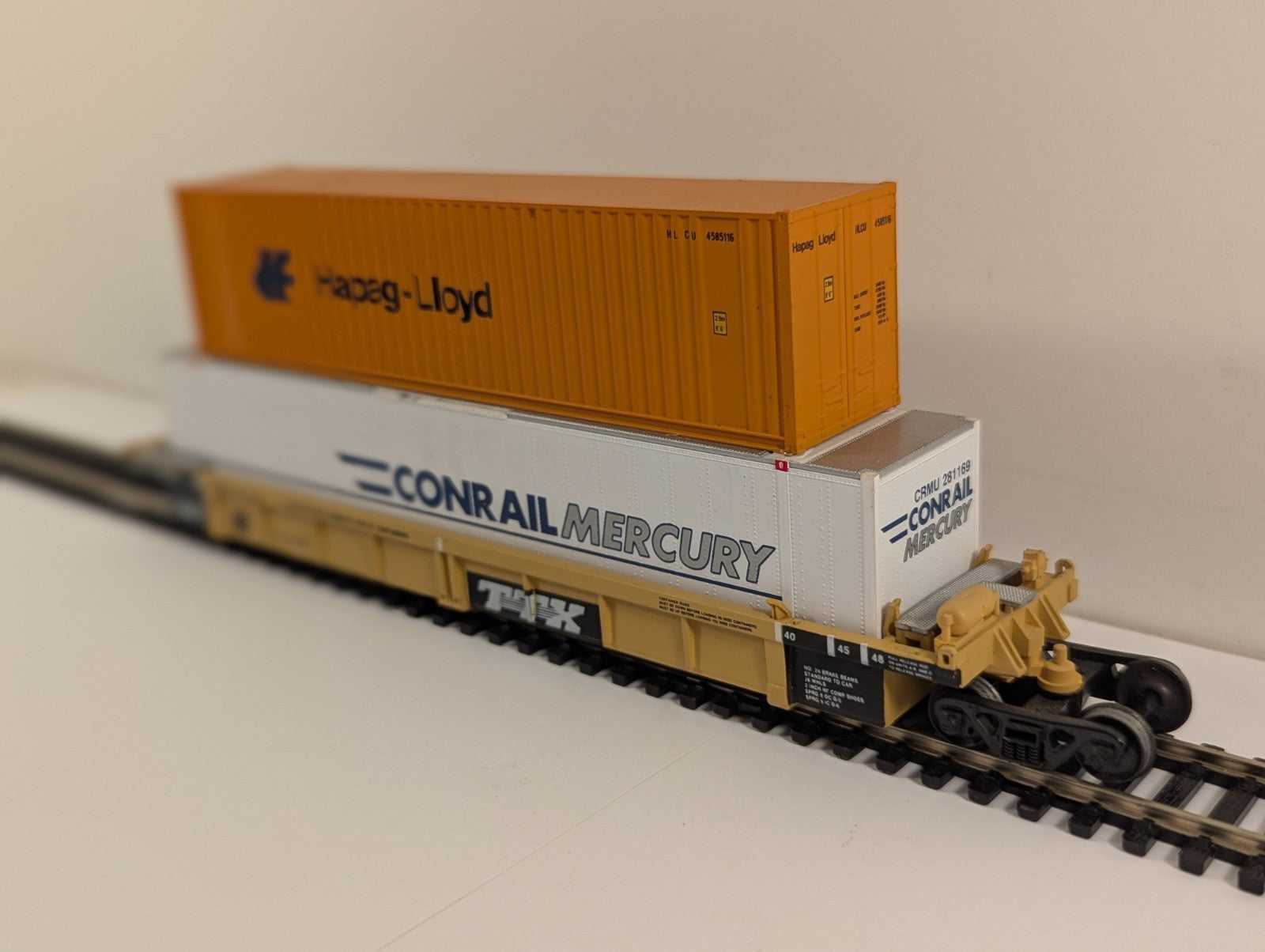 Walthers Intermodal Deep Well Thrall Car TTX with Containers