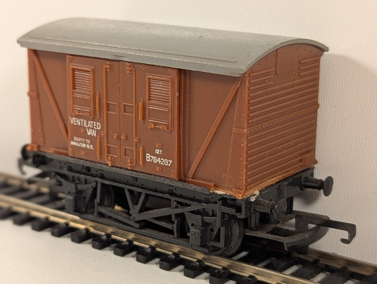 Tri-ang R11A OO Gauge 12-Ton Closed Van