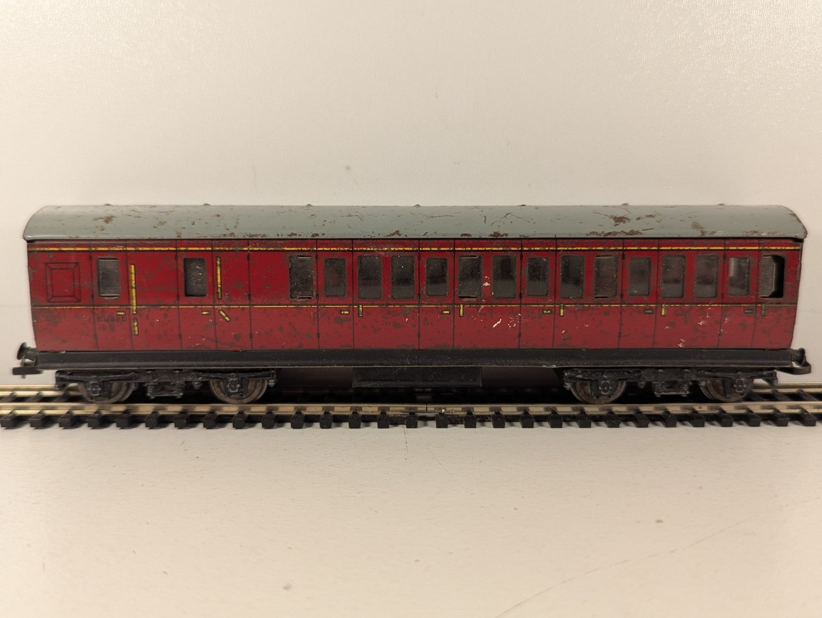 Hornby Dublo OO Gauge LMS Brake Third Tinplate Corridor Coach