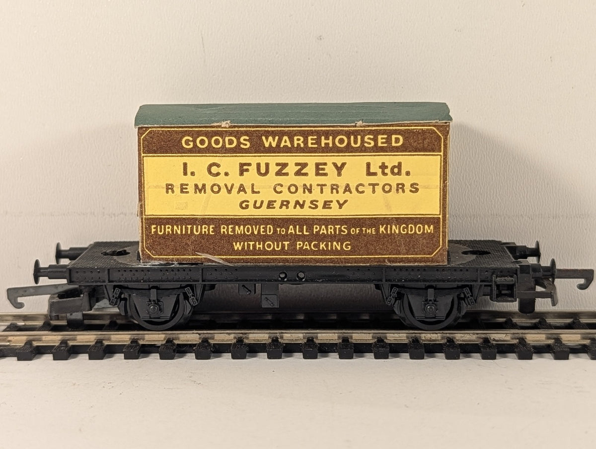 Lima OO Gauge 4-Wheel Flat Wagon with I.C. Fuzzey Guernsey Card Container