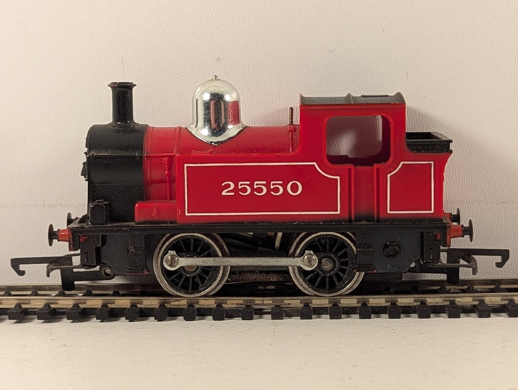 Tri-ang OO Gauge 0-4-0 Industrial Tank Steam Locomotive 25550 Lined Red R.355