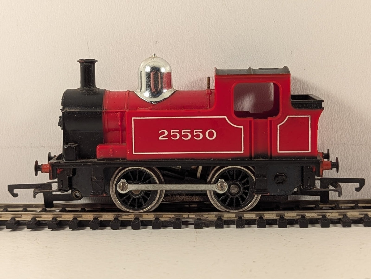 Tri-ang OO Gauge 0-4-0 Industrial Tank Steam Locomotive 25550 Lined Red R.355
