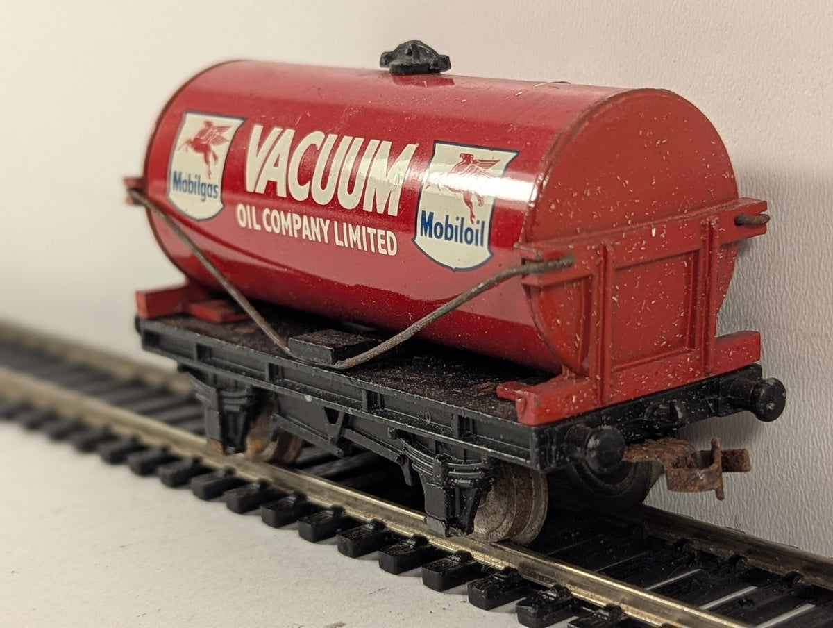 Hornby Dublo OO Gauge Vacuum Oil Company Tank Wagon Goods Wagon Vacuum Oil Red