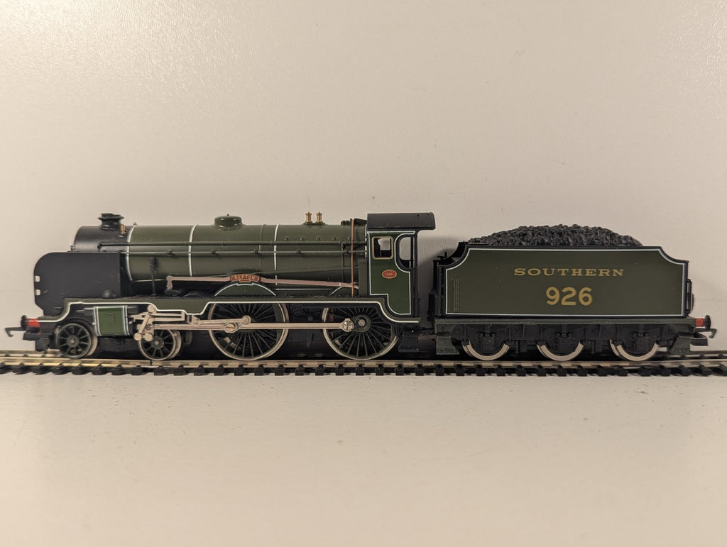 Hornby OO Gauge S.R. Schools Class V 'Repton' Steam Locomotive 926