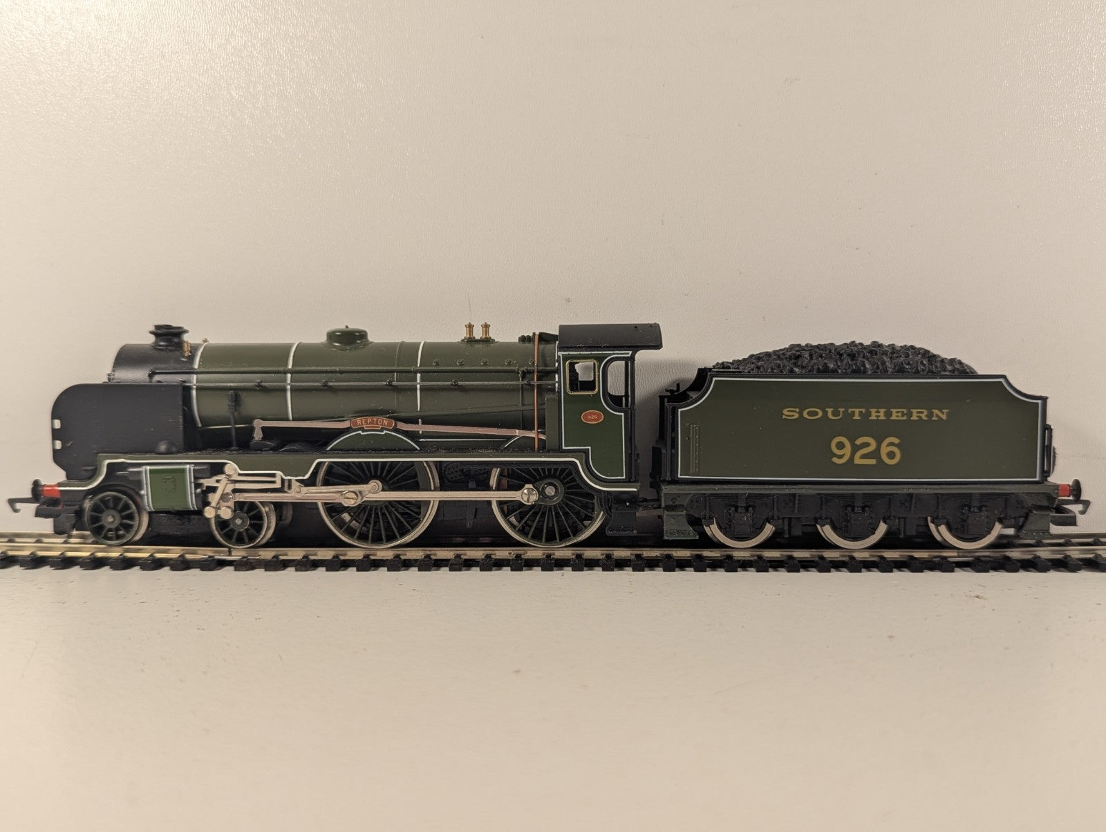 Hornby OO Gauge S.R. Schools Class V 'Repton' Steam Locomotive 926