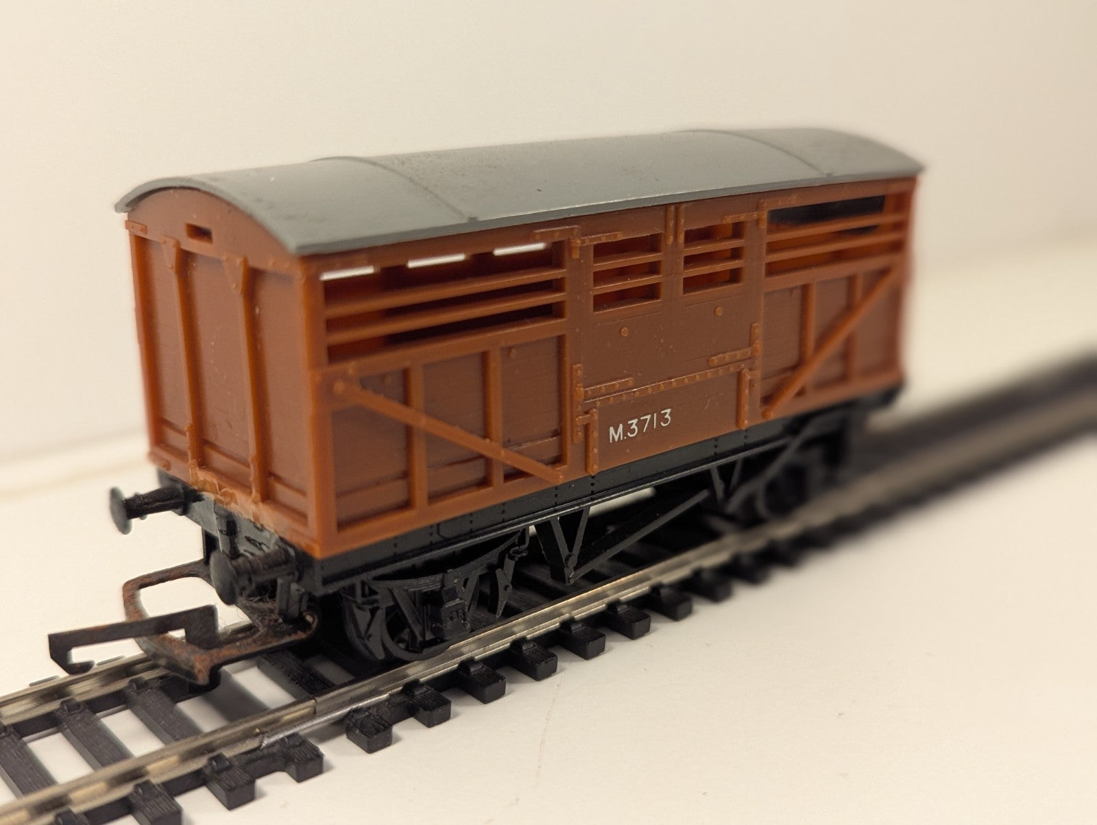 Tri-ang Hornby R122 OO Gauge Cattle Wagon – M3713