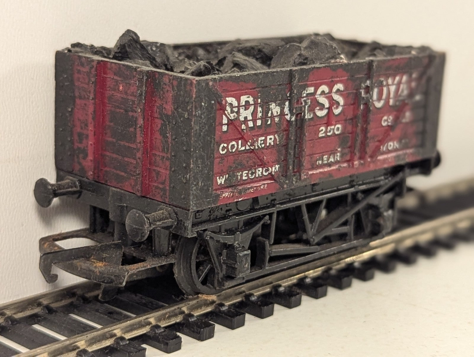 Hornby OO Gauge Princess Royal Colliery 7-Plank Wagon Open Wagon 25