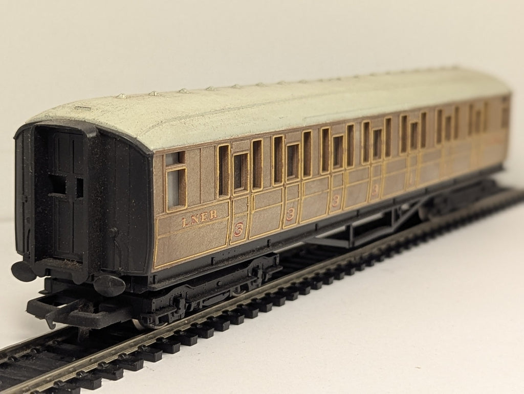 Hornby OO Gauge LNER Gresley Composite Coach Passenger Coach 22357 LNER Teak
