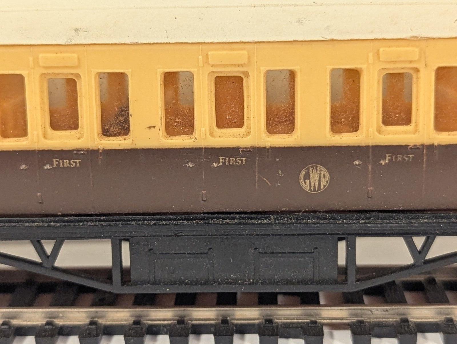 Graham Farish OO Gauge GWR Compartment Coach 7053