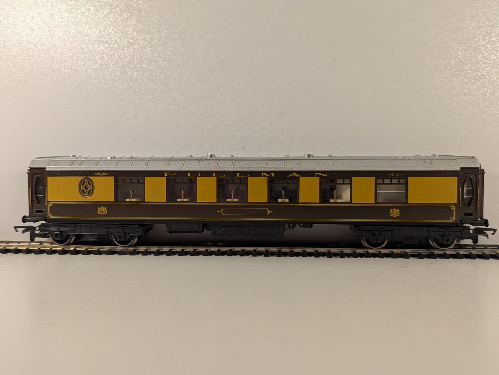 Hornby OO Gauge Pullman Parlour Car Passenger Coach Pullman Umber & Cream