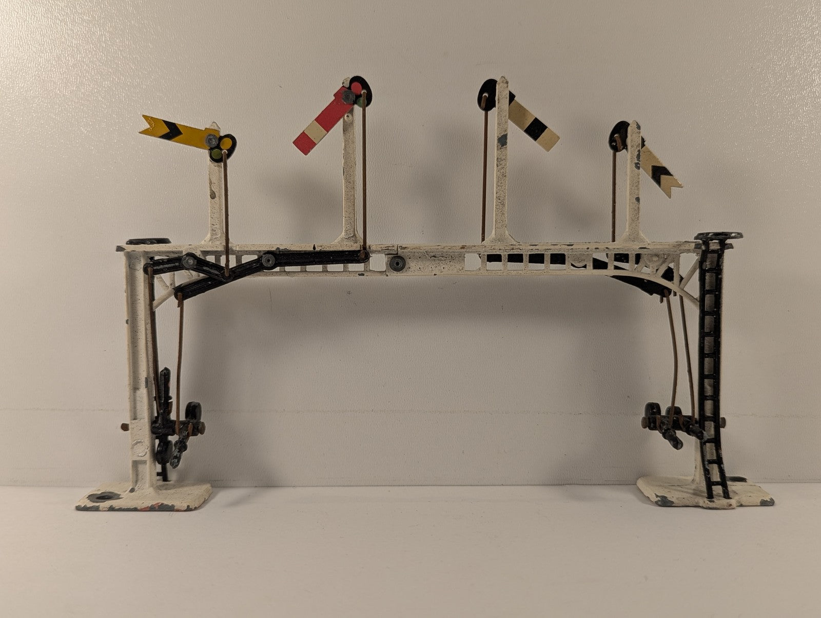 Crescent Toys O Gauge 4-Arm Signal Gantry Lineside Accessory White