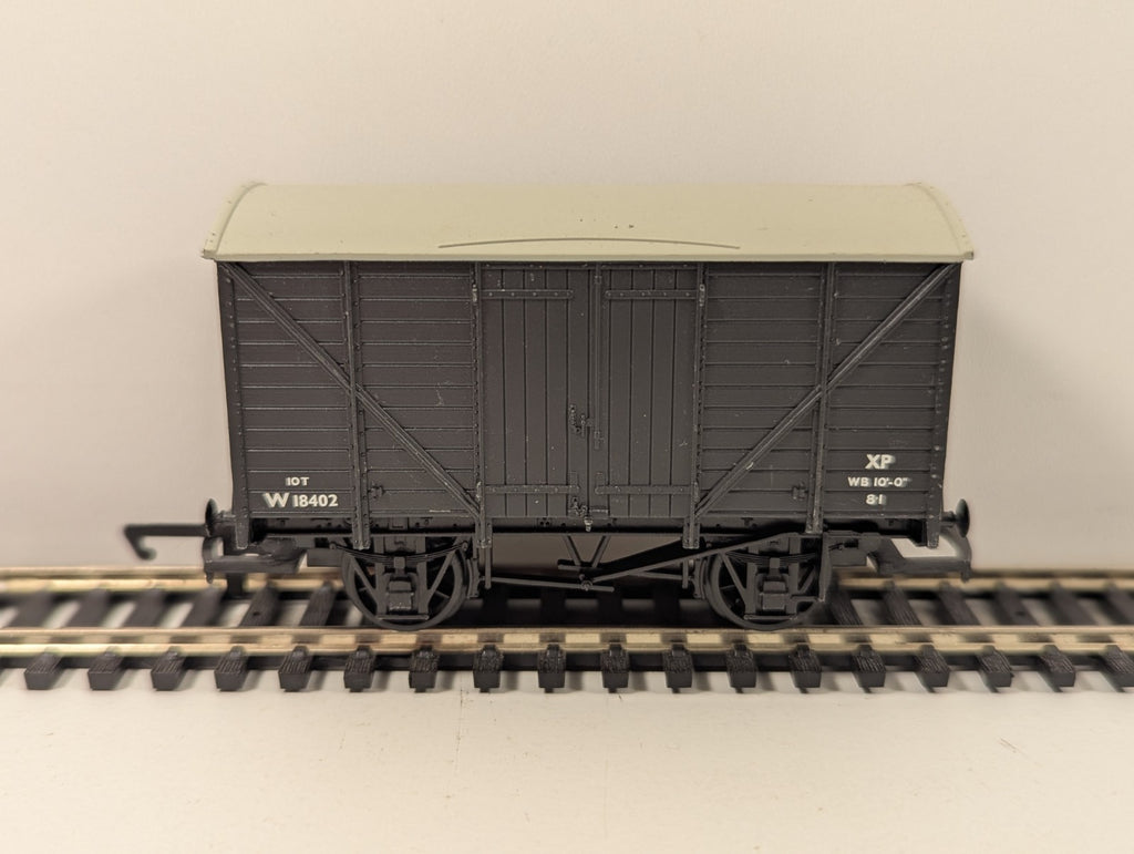 Hornby R2669 OO 12t Double Vent Van BR Grey W18402