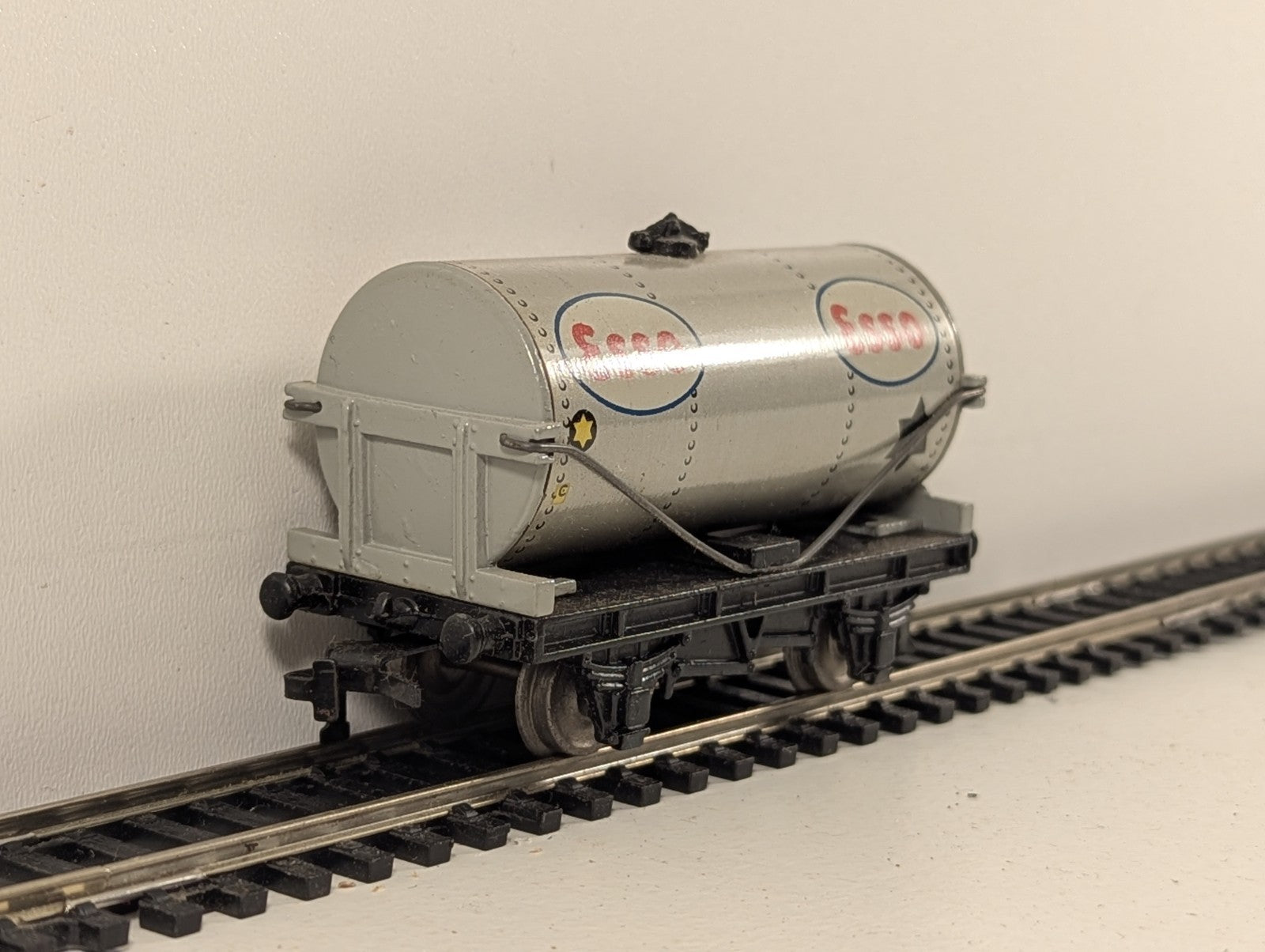 Hornby Dublo 32081 OO Gauge D1 ESSO Petrol Tank Wagon - Boxed
