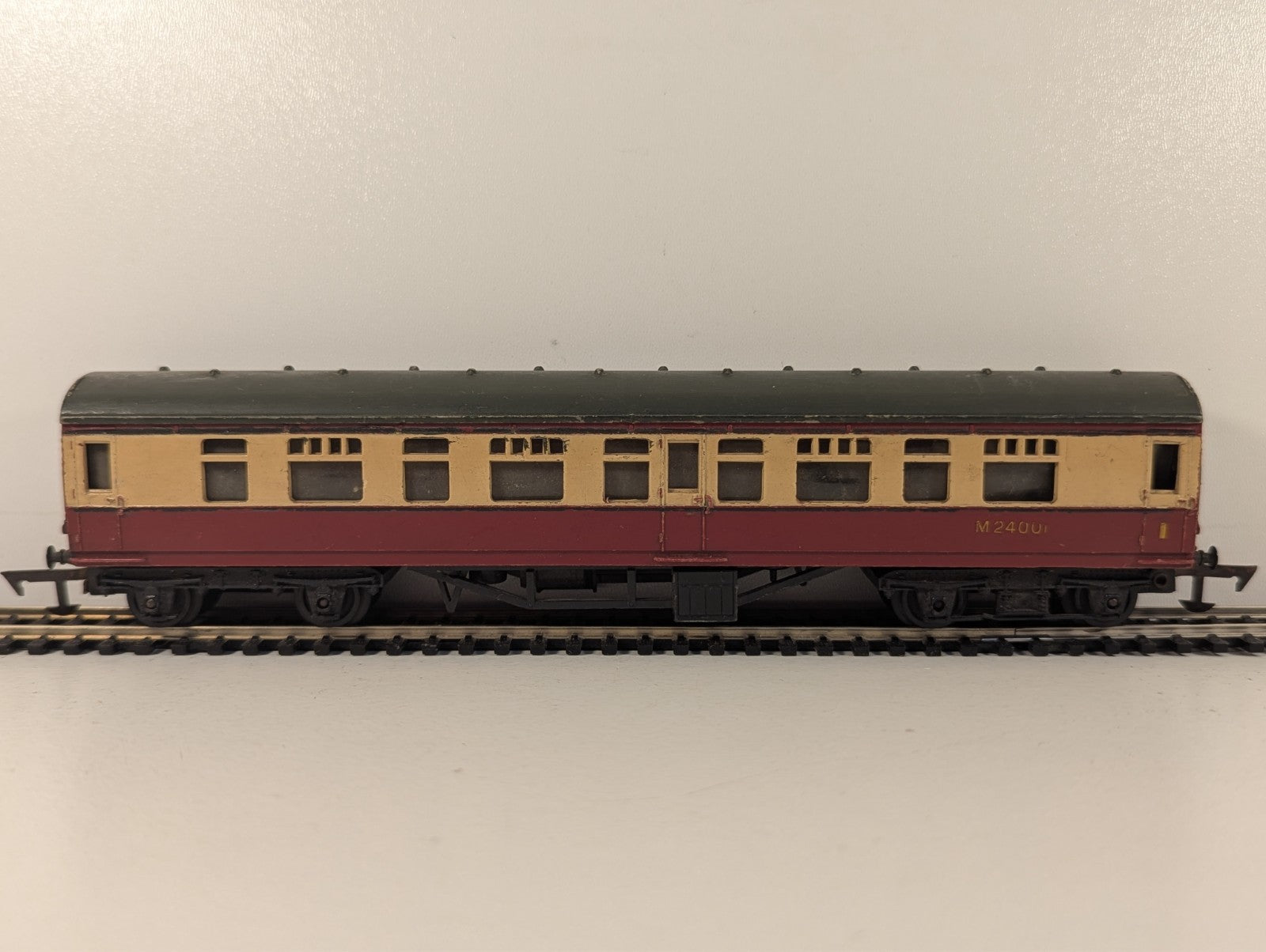 Tri-ang OO Gauge R29/221 BR Main Line Composite Coach - Damaged Decals