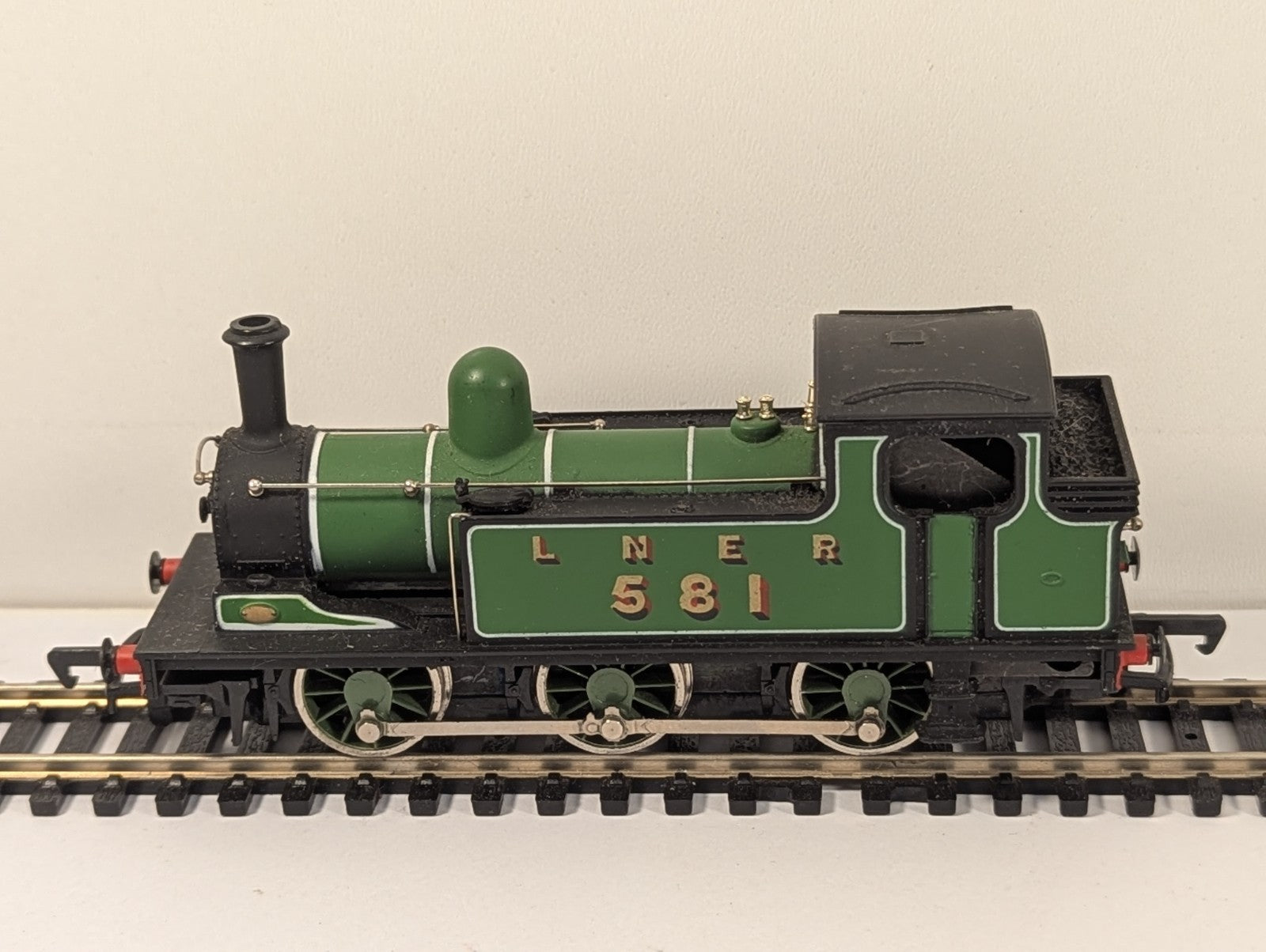 Mainline 37054 OO Gauge Class J72 0-6-0T LNER Apple Green – Spares/Repair