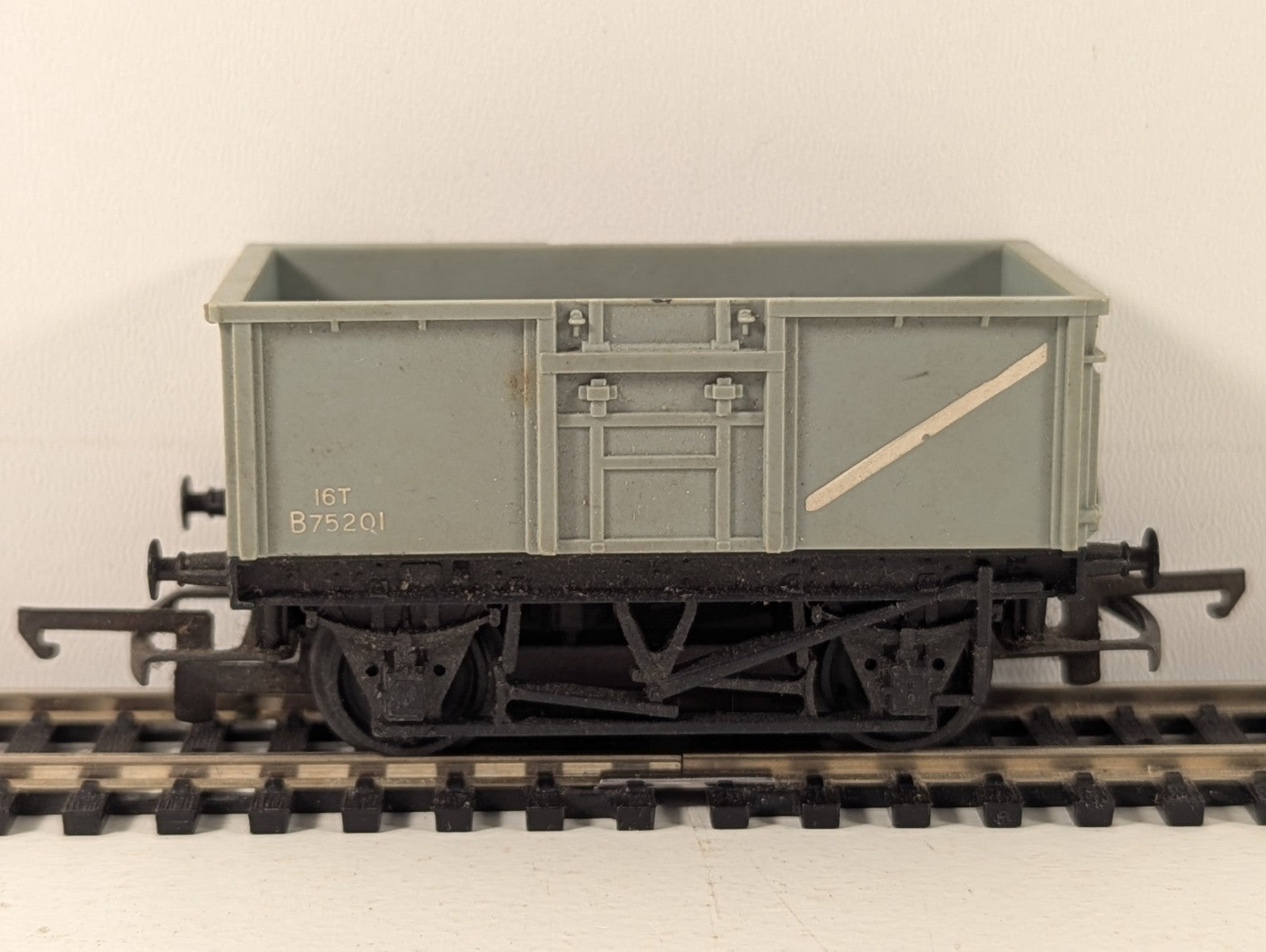 Tri-ang R243 OO Gauge BR Grey 16 Ton Mineral Wagon