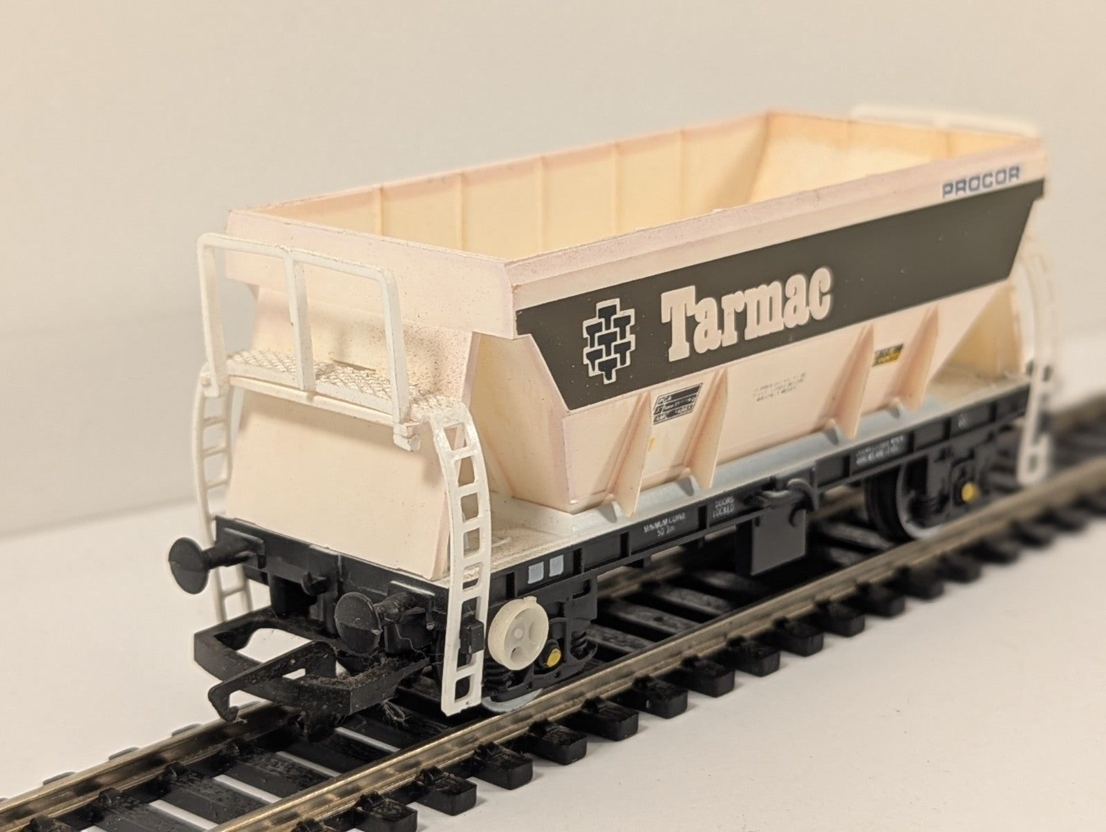 Hornby R013 OO Gauge PGA Tarmac Hopper Wagon