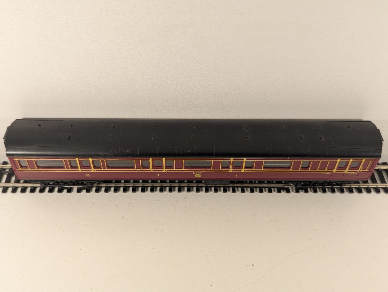 Hornby R748 OO Gauge LMS Caledonian Brake Coach Maroon