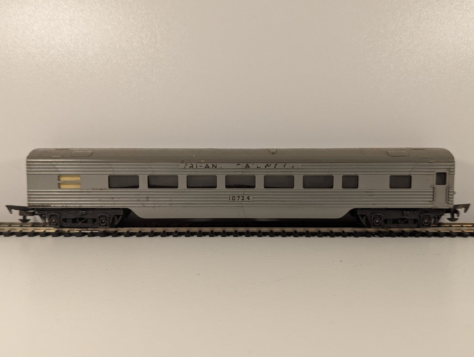 Tri-ang R24 OO Gauge Transcontinental Passenger Coach