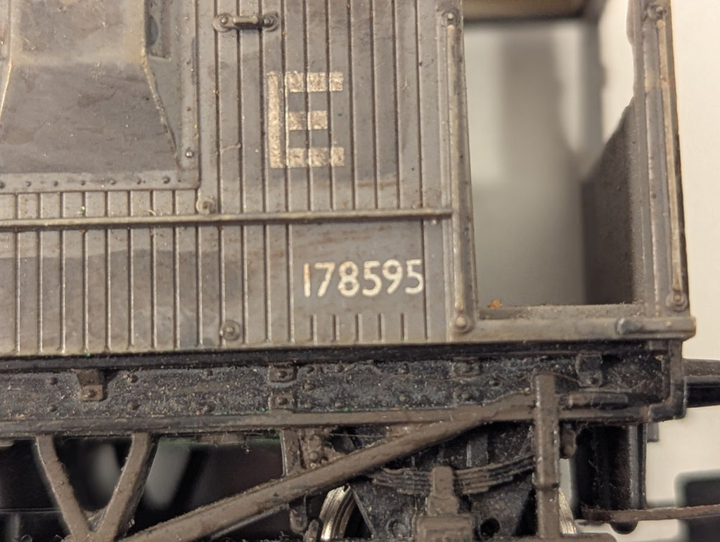 Hornby OO Gauge LNER 20 Ton Goods Brake Van 178595 LNER Grey