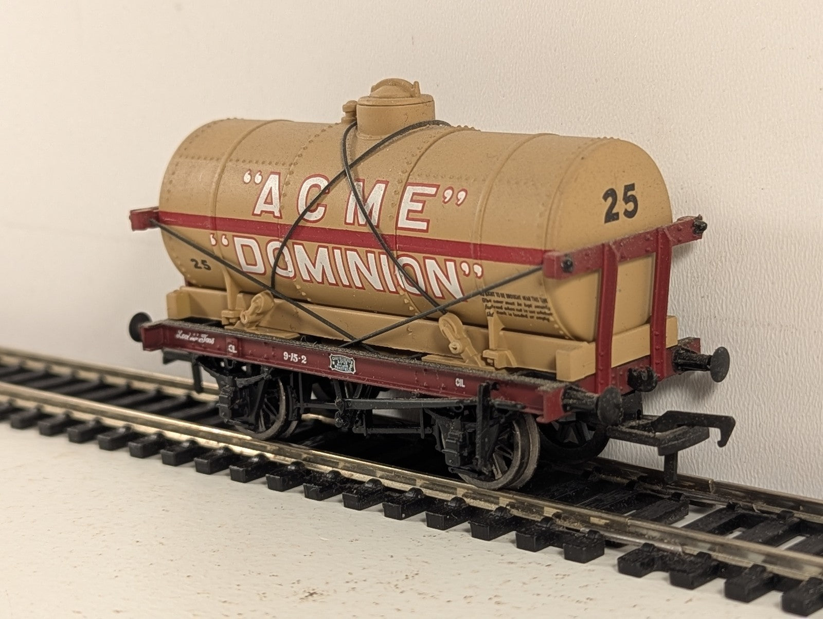 Bachmann OO Gauge 14 Ton Tank Wagon 'Acme Dominion' 25 37-079