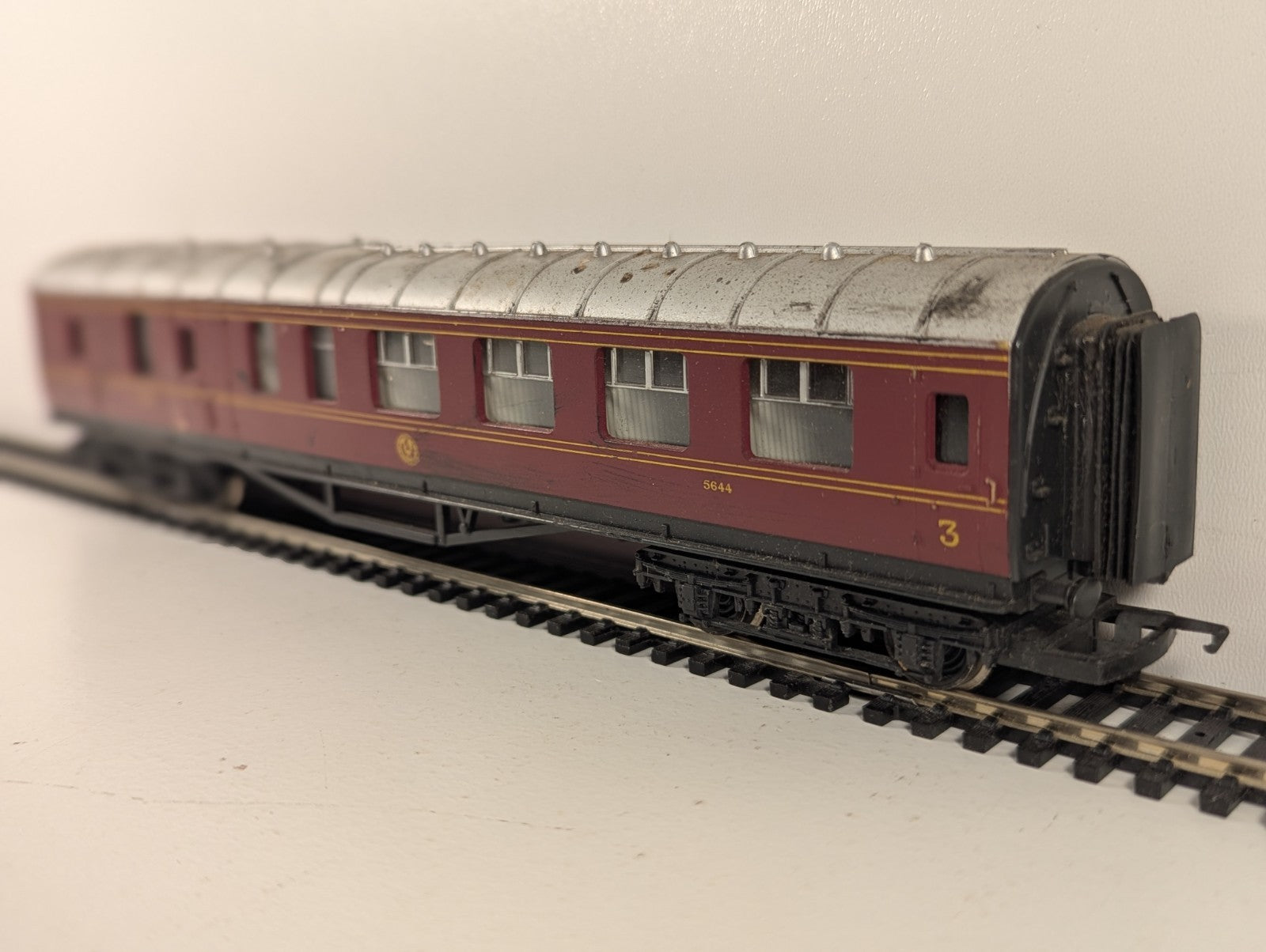 Hornby R475 OO Gauge LMS Brake 3rd Coach Crimson Lake