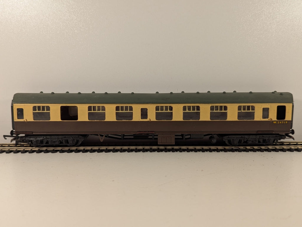 Kitmaster OO Gauge BR Mk1 Corridor Coach Chocolate & Cream