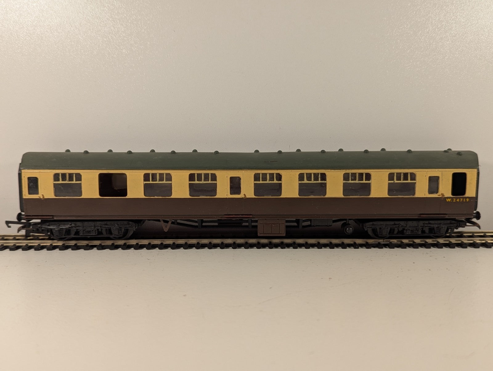 Kitmaster OO Gauge BR Mk1 Corridor Coach Chocolate & Cream