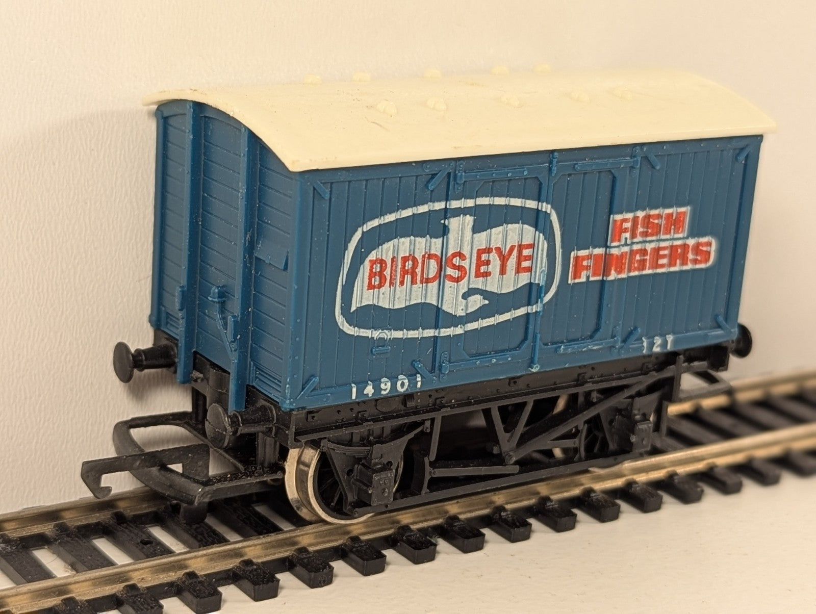 Hornby R105 OO Gauge Birds Eye Fish Fingers Van