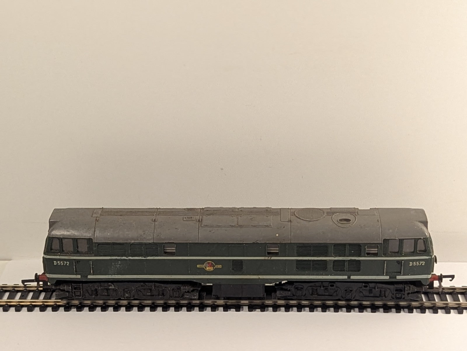Tri-ang R357 OO Gauge Class 31 Diesel D5572 BR Green - Spares