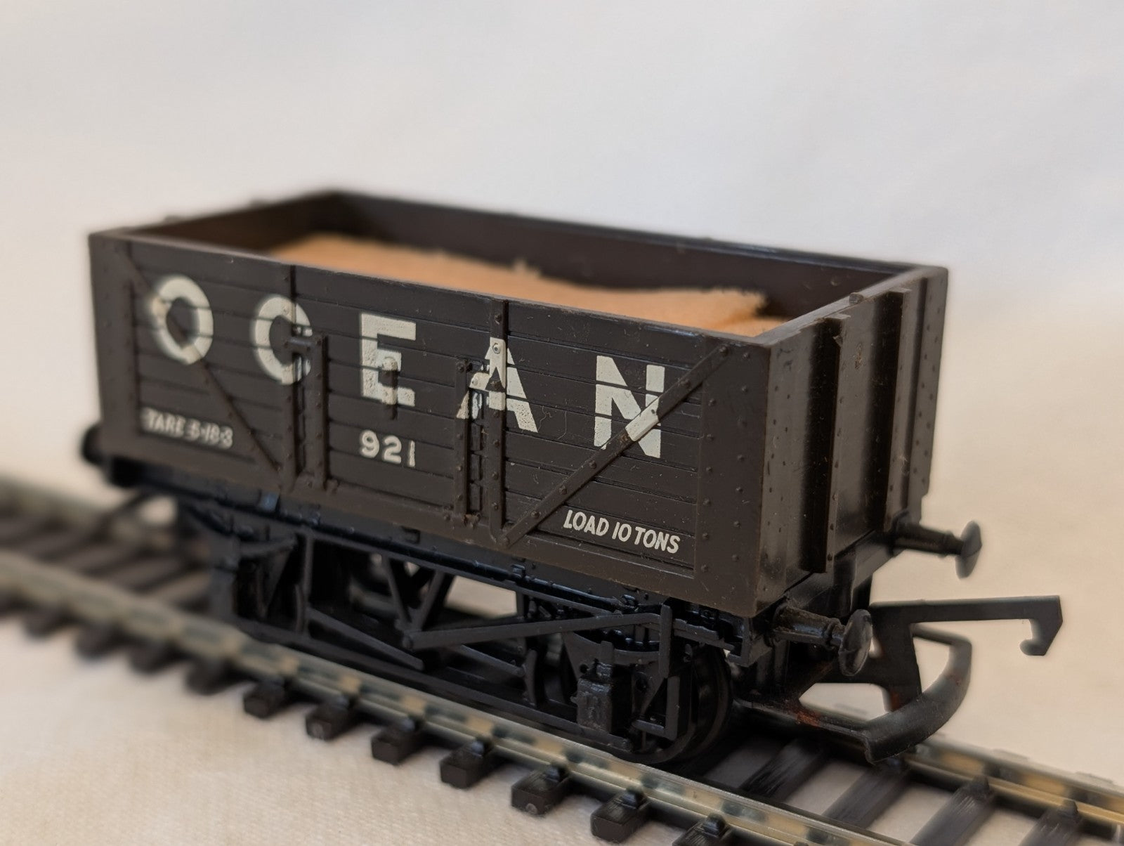 Hornby R020 7 Plank Wagon Goods Wagon 921 Ocean Brown