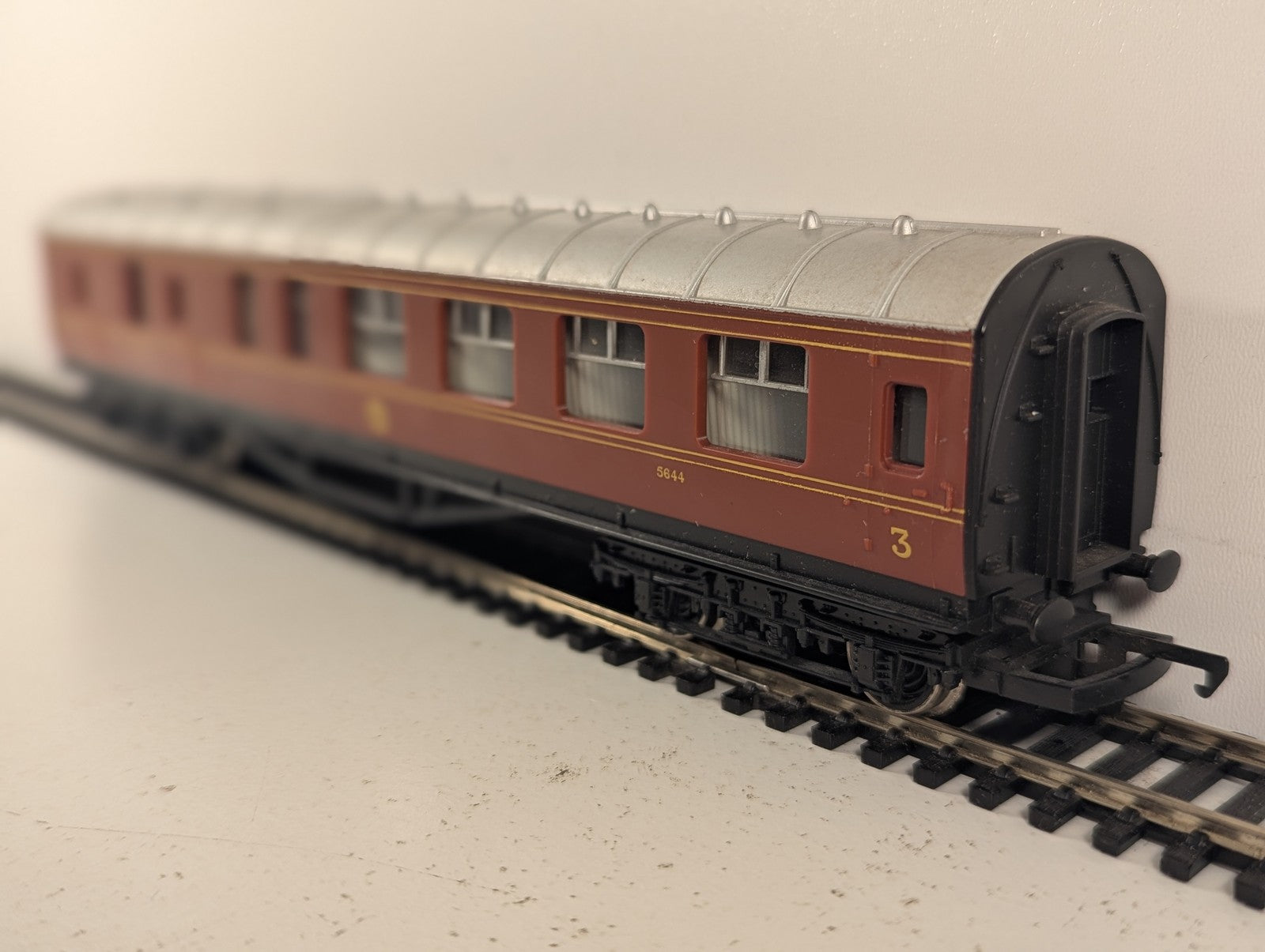 Hornby OO Gauge LMS Stanier Brake Third Corridor Coach Passenger Coach 5644
