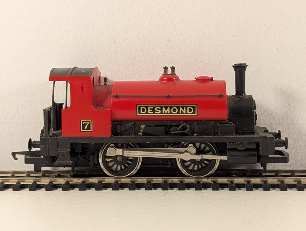 Hornby OO Gauge 0-4-0 Saddle Tank Desmond Steam Locomotive 7 Red
