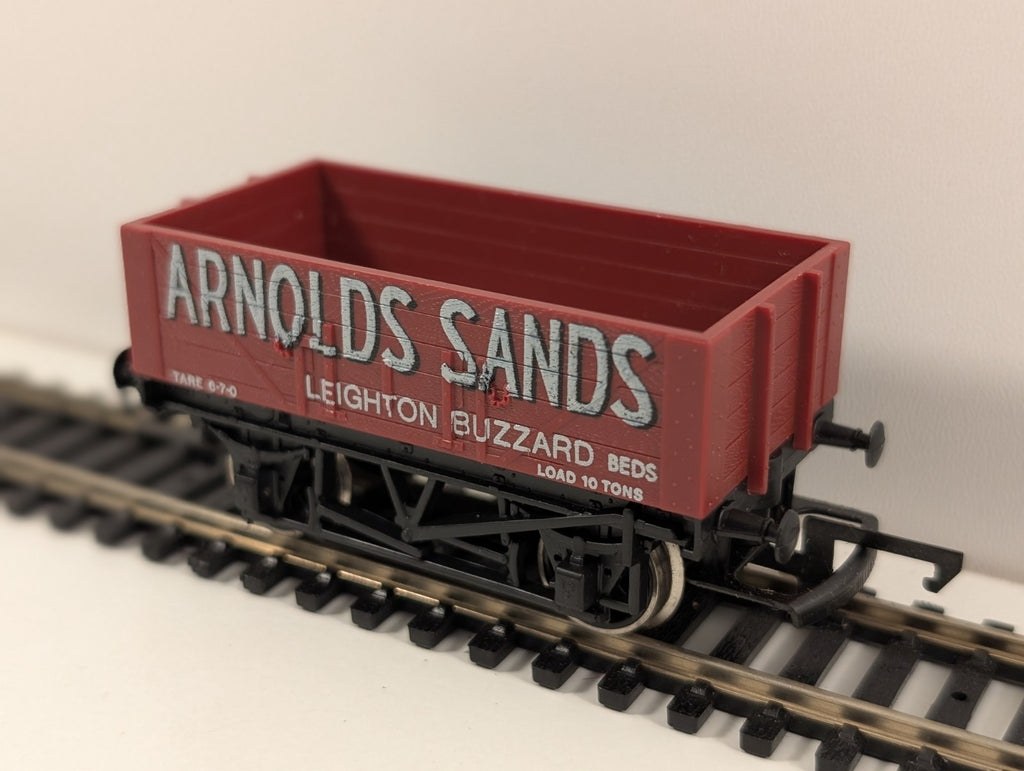 Hornby OO Gauge 5 Plank Wagon – “Arnolds Sands” Livery