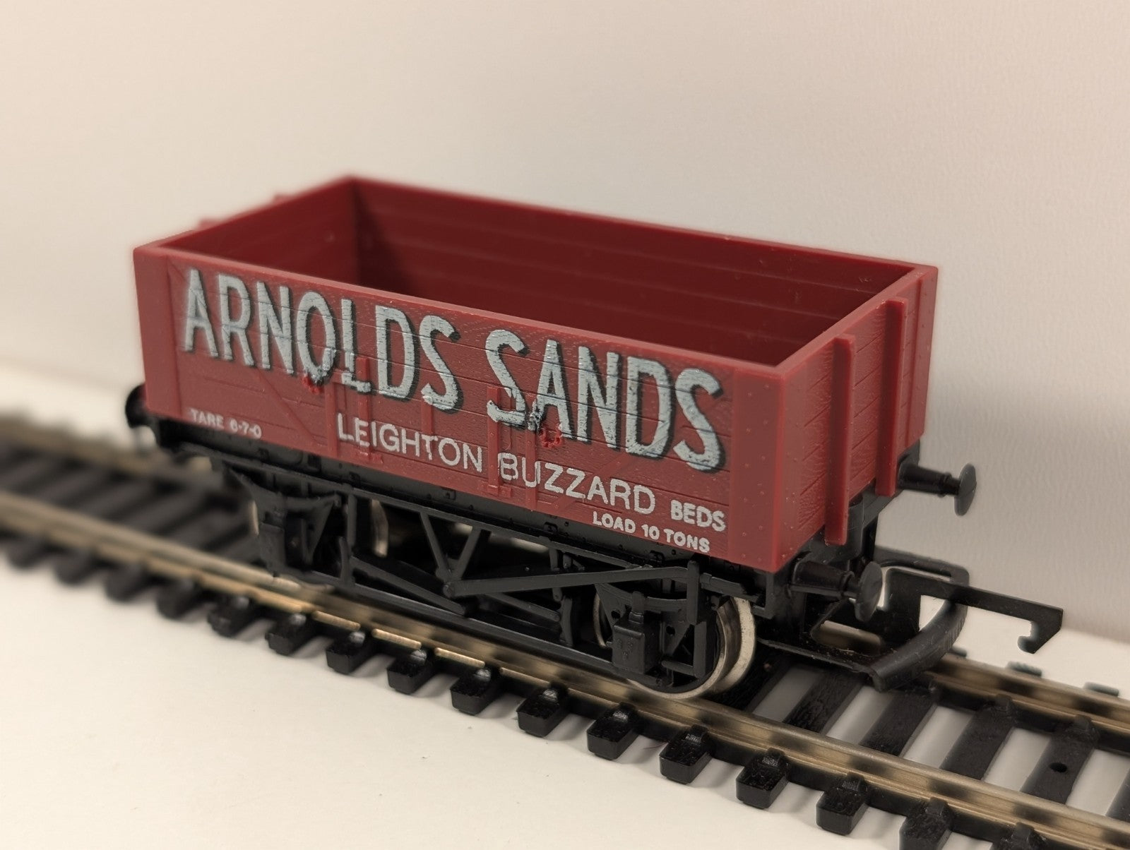 Hornby OO Gauge 5 Plank Wagon – “Arnolds Sands” Livery