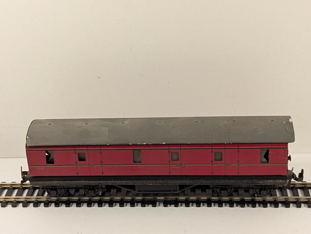 Trix Twin Railway BR Full Brake Coach Maroon - Walls Separating Chipped paint