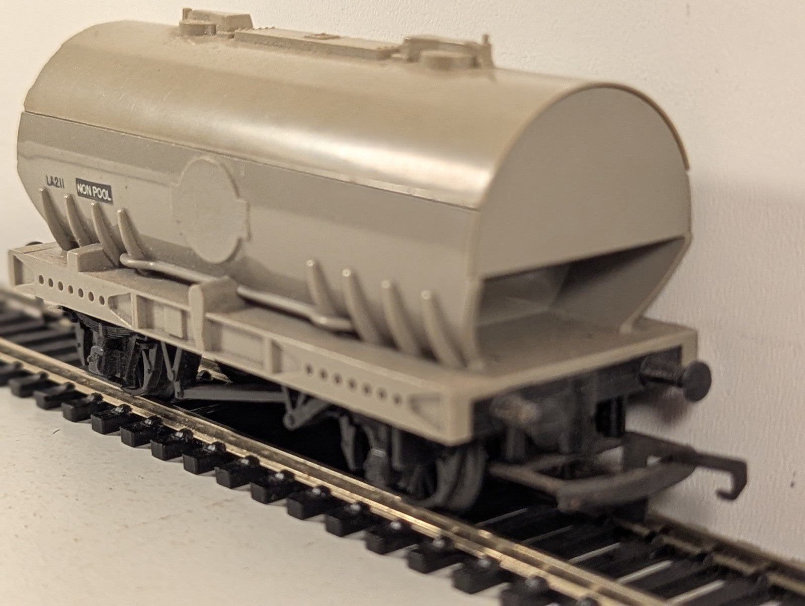 Tri-ang OO Gauge Presflo Bulk Powder Wagon Goods Wagon LA211 Grey