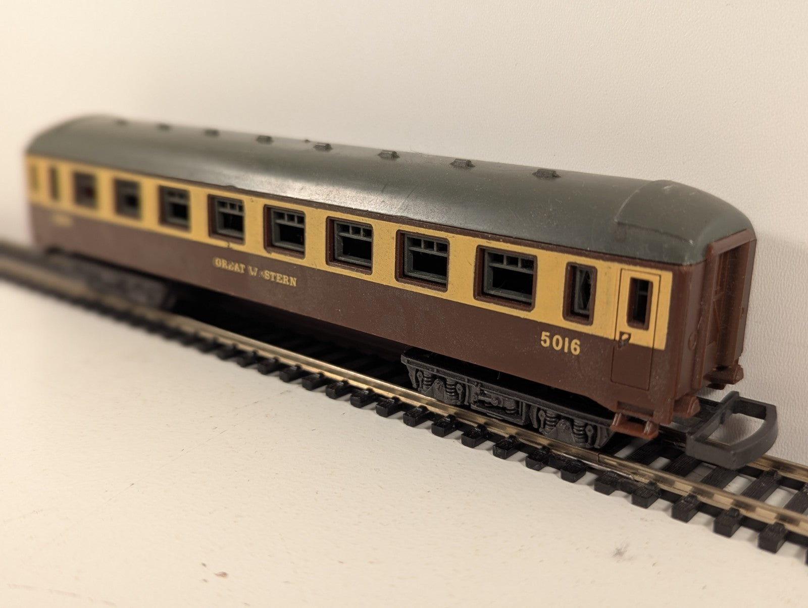 Lima HO Gauge GWR Chocolate & Cream Passenger Coach